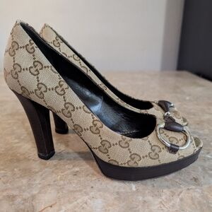 Gucci Beige GG Canvas Open Toe Hoserbit Pumps Women's Size 37 -1/2 No Box